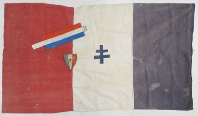 FRANCE. Drapeau tricolore, orné au centre...