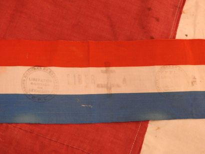 FRANCE. Drapeau tricolore, orné au centre...