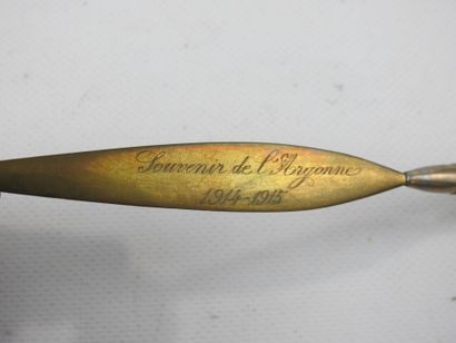 SOUVENIRS 14-18. Lot de 2 ouvre-lettres réalisés...