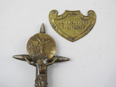 SOUVENIRS 14-18. Lot constitué d'un crucifix...