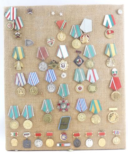DECORATIONS.BULGARIE. Ensemble de 50 insignes...