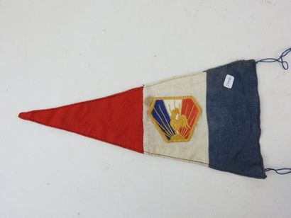FRANCE. Fanion tricolore triangulaire de...