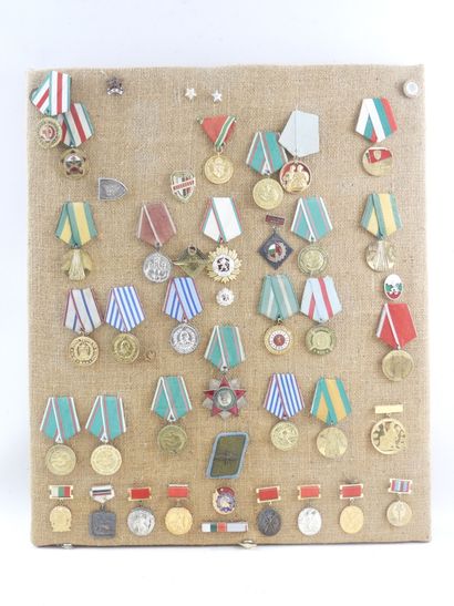 DECORATIONS.BULGARIE. Ensemble de 50 insignes...