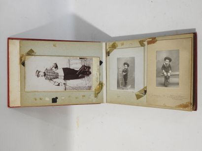 PHOTO ALBUM. Album format 19 X 26 cm, containing...
