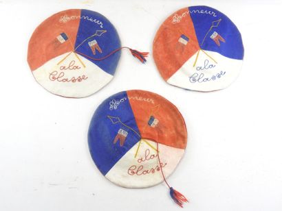 FRANCE. Lot de 3 bérets de conscrits en feutrine...