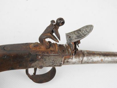 FRANCE. Steel flintlock chest pistol, round...