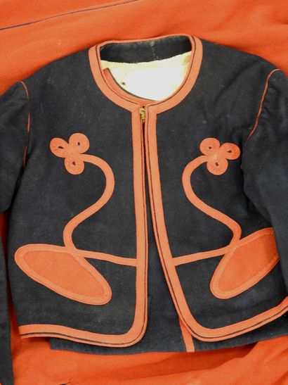 FRANCE. ZOUAVE uniform of the 1st regiment...