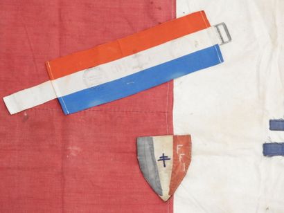 FRANCE. Drapeau tricolore, orné au centre...