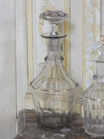 Réunion de deux carafes en cristal taillé...