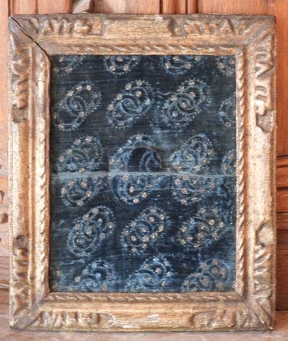 Carved and gilded wood frame of rectangular...
