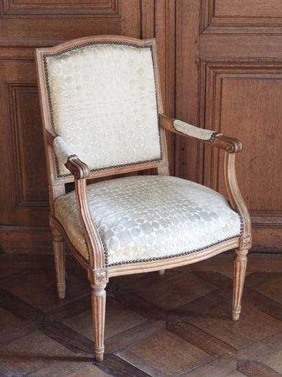 Armchair with flat back in natural wood,...