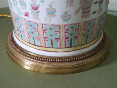 Grand vase en porcelaine émaillée à décor...