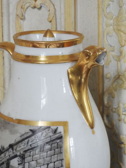 Verseuse en porcelaine de Paris à décor sur...