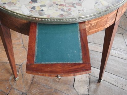Table bouillotte in veneer and inlaid decoration...