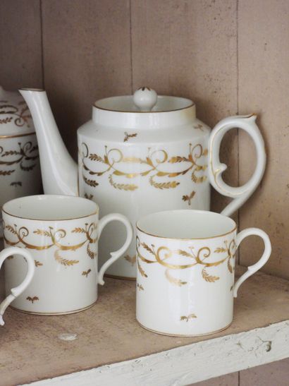 Partie de service en porcelaine blanche et...