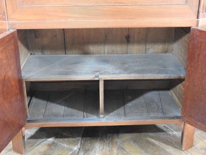 
Straight secretary in mahogany veneer, opening...