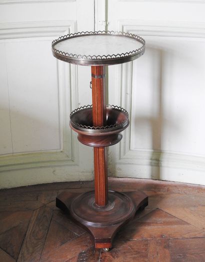 Mahogany pedestal table, resting on a tripod...