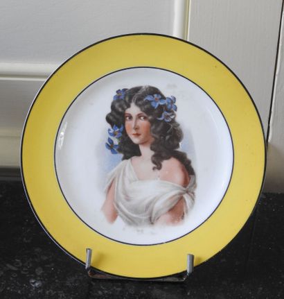 Soup plate in porcelain with decoration in...