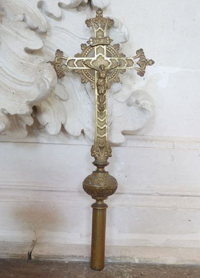 Cross of procession in bronze. H. 46 cm....
