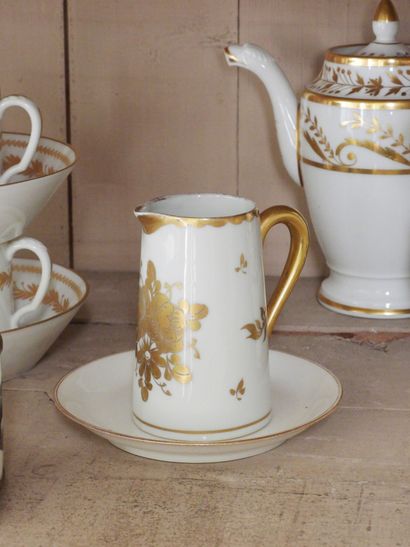 Ensemble en porcelaine émaillée et dorée...