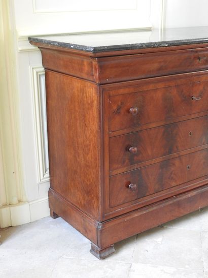 Mahogany and mahogany veneer chest of drawers...