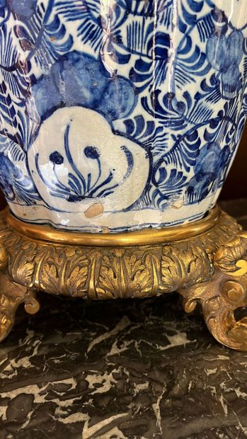 Vase en faïence de Delft de forme balustre...