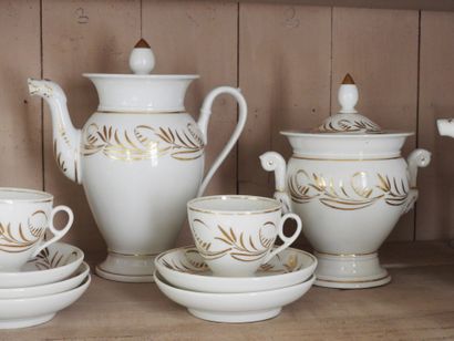 Partie de service à café en porcelaine blanche...