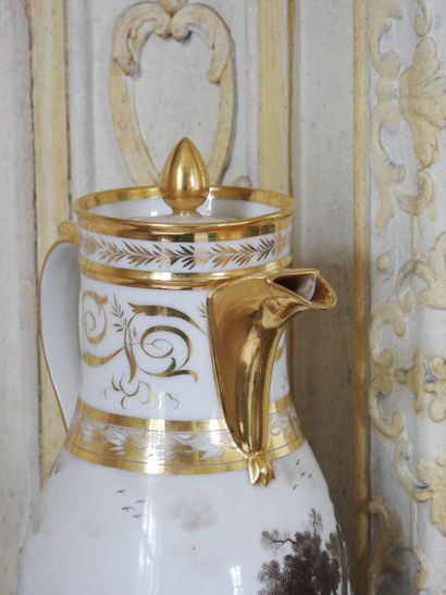 Verseuse en porcelaine émaillée et dorée...