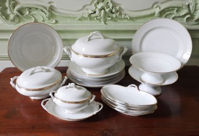 Partie de service de table en porcelaine...