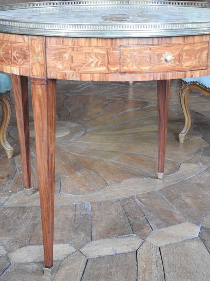 Table bouillotte in veneer and inlaid decoration...