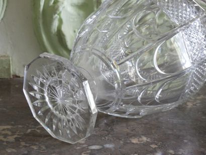 Paire de vases en cristal taillé et facetté...