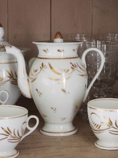 Partie de service à café en porcelaine blanche...