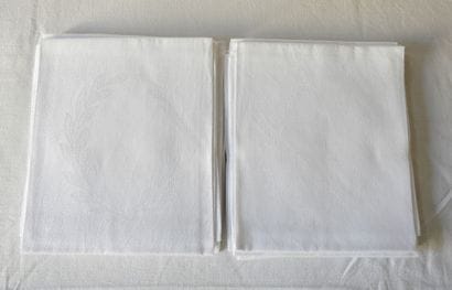 Twelve large damask napkins of laurel wr...