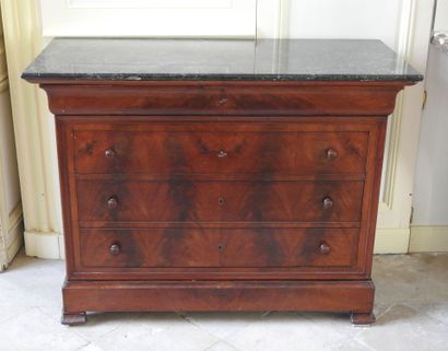 Mahogany and mahogany veneer chest of drawers...