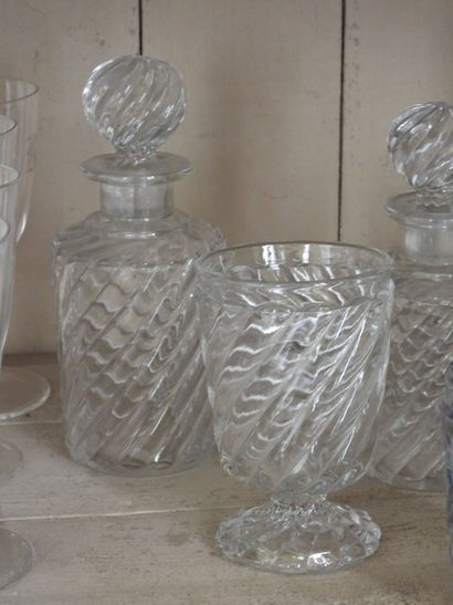 BACCARAT: Lot in pressed molded crystal including...