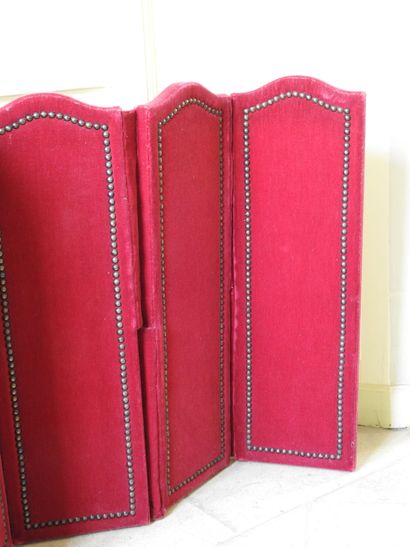 Small screen with four leaves in red velvet...