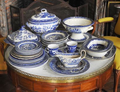 Lot of fine English earthenware dishes with...