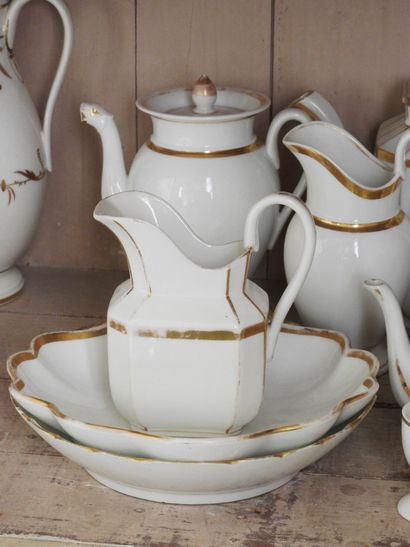 Ensemble en porcelaine émaillée à décor blanc...