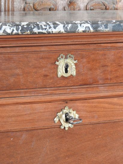 
Straight secretary in mahogany veneer, opening...