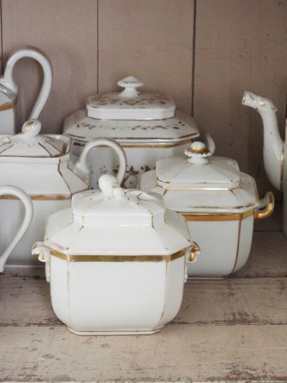 Ensemble en porcelaine émaillée à décor blanc...