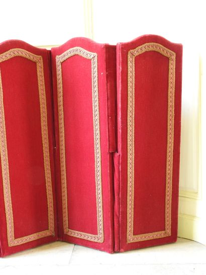 Small screen with four leaves in red velvet...