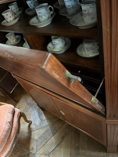 
Straight secretary in mahogany veneer, opening...