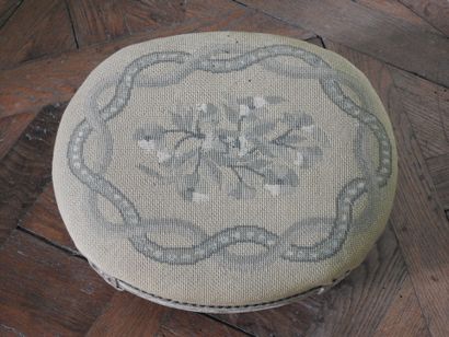 Oval-shaped footrest in white lacquered wood...
