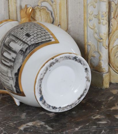 Verseuse en porcelaine de Paris à décor sur...