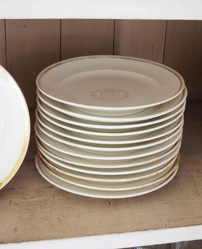 Suite of twenty-five plates in white and...