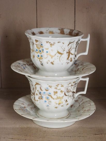 Paire de déjeuners en porcelaine à décor...