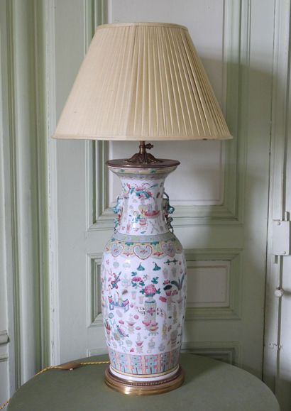 Grand vase en porcelaine émaillée à décor...