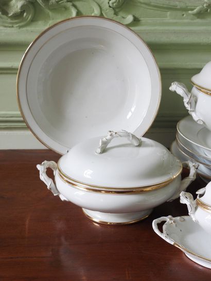 Partie de service de table en porcelaine...