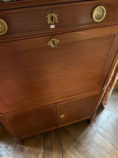 
Straight secretary in mahogany veneer, opening...