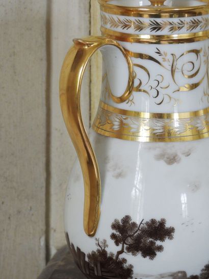 Verseuse en porcelaine émaillée et dorée...